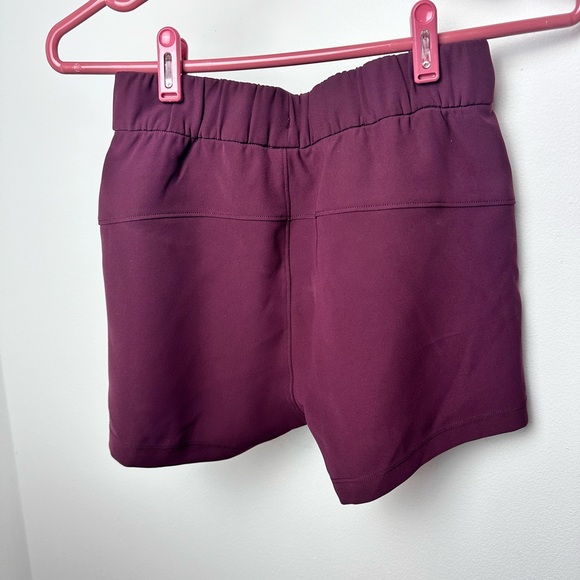 #61 LULULEMON ON THE FLY MAROON LACE SHORTS WORKOUT GYM SIZE 2 - Picture 3 of 9